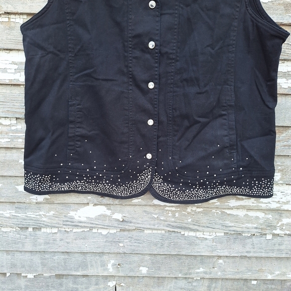🌟 Distinct Black Vest with Silver Blingy Accents Size 1X - Picture 2 of 6